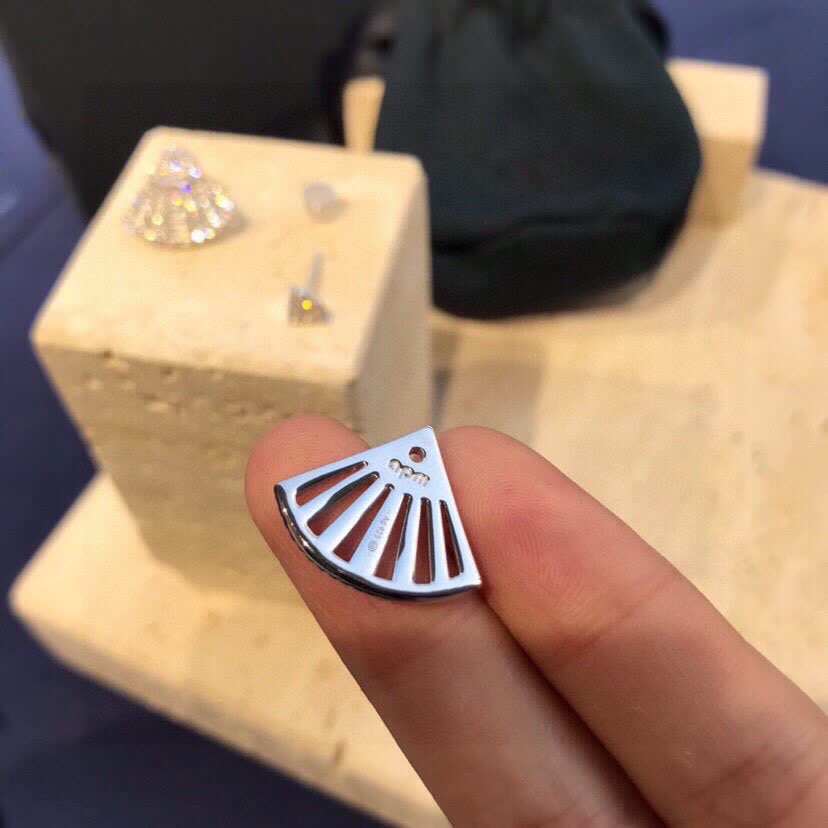 APM Monaco Elegant Fan-Shaped Diamond Stud Earrings